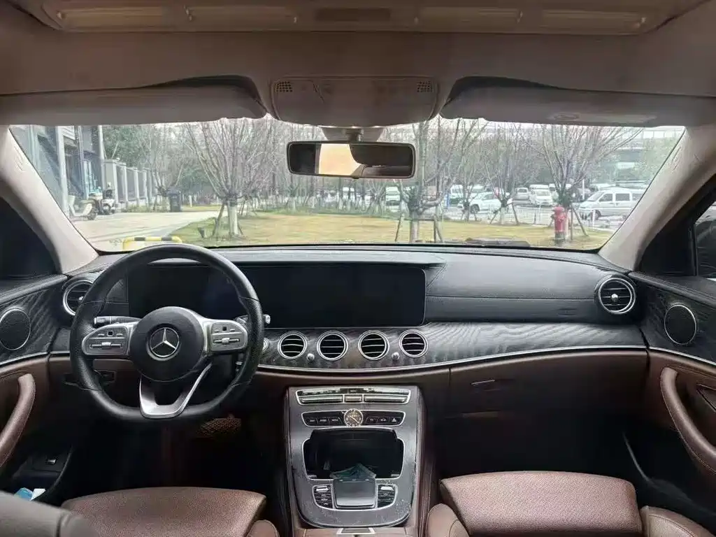 Mercedes-Benz E-Class — миниатюра 5
