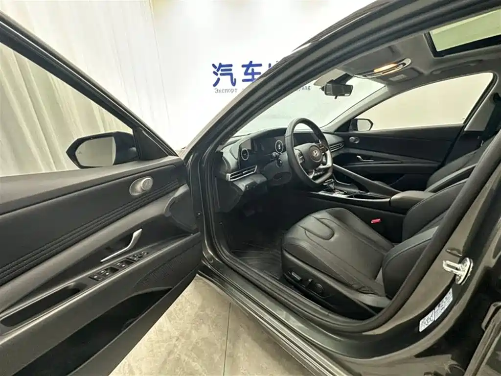 Hyundai Elantra 2023 1.5L CVT TOP Flagship