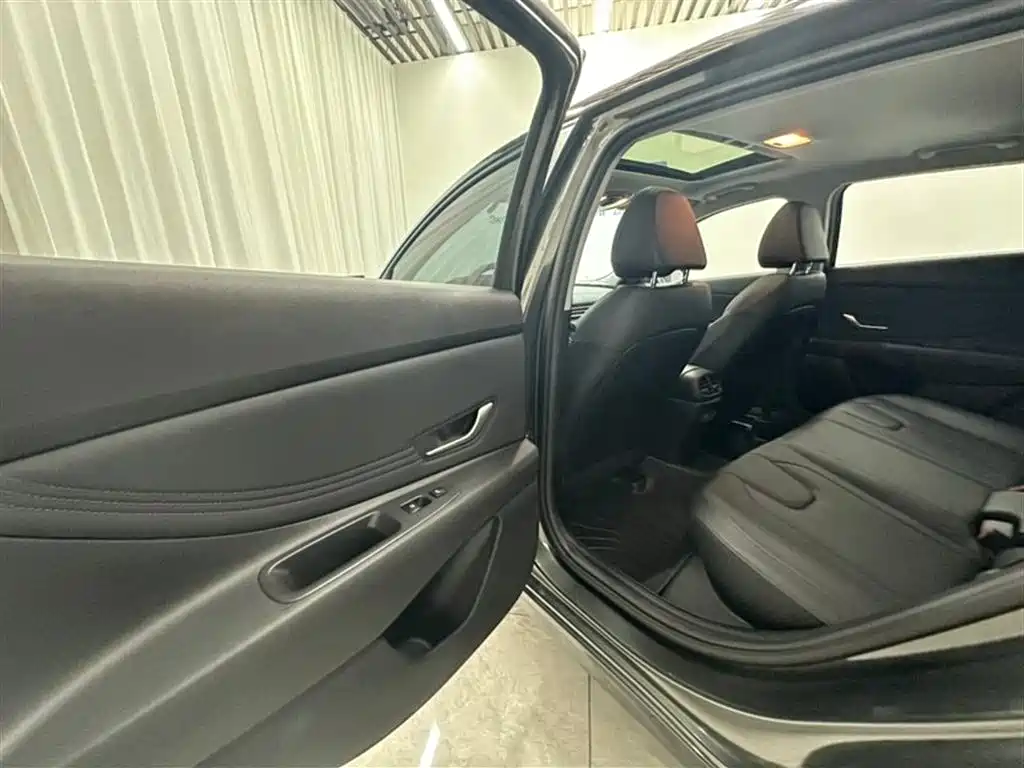Hyundai Elantra 2023 1.5L CVT TOP Flagship