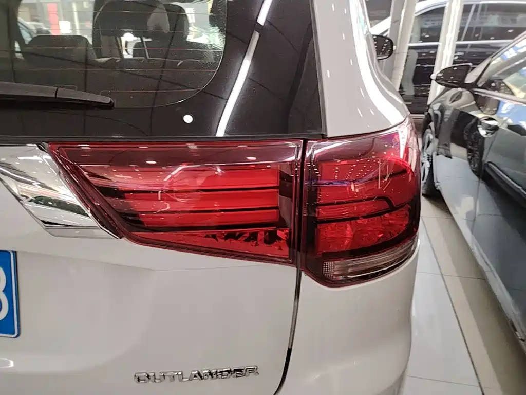 Mitsubishi Outlander — миниатюра 8