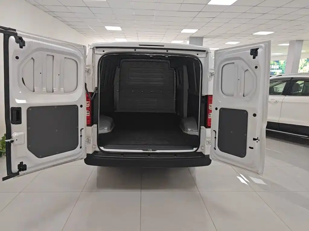 Wuling Yangguang — миниатюра 19