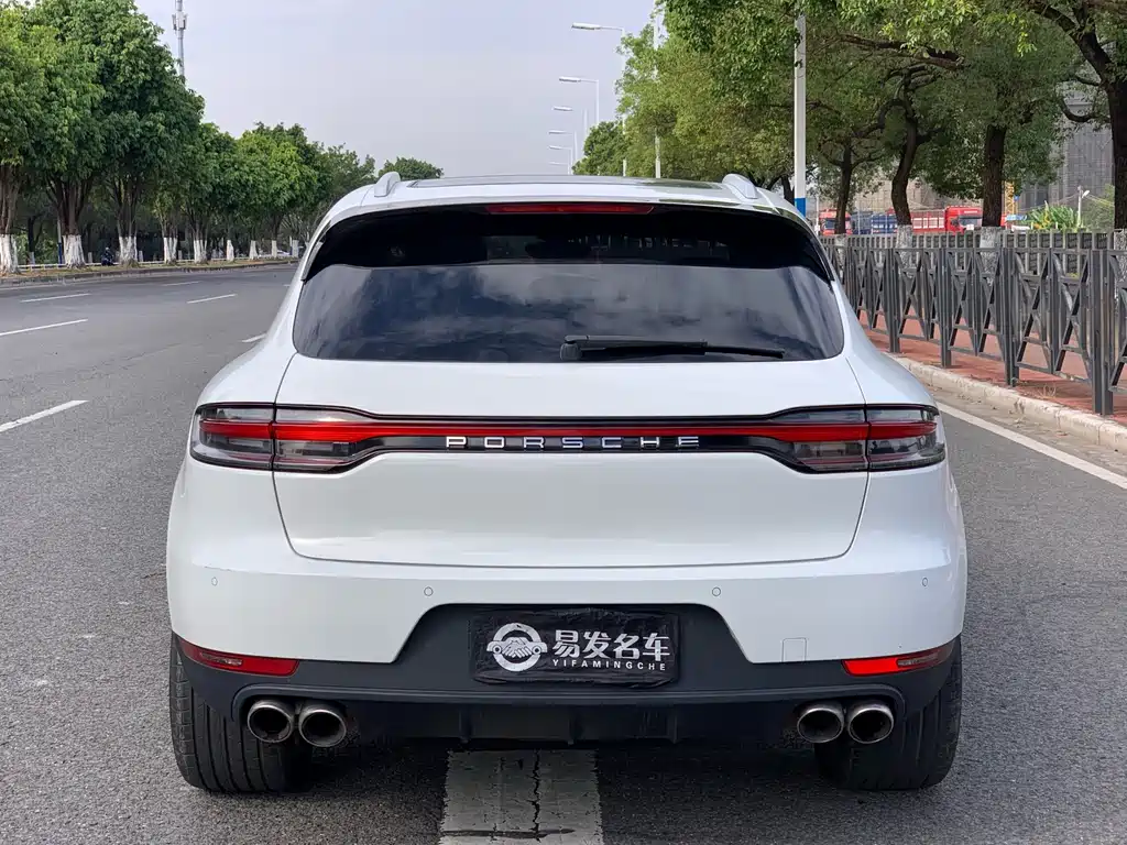 PORSCHE MACAN