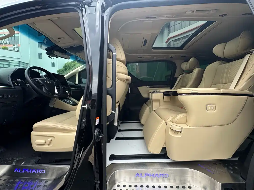 Toyota Alphard — миниатюра 11