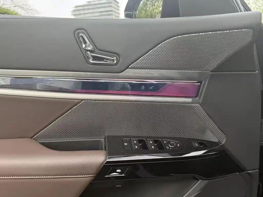 BMW 7 Series — миниатюра 9