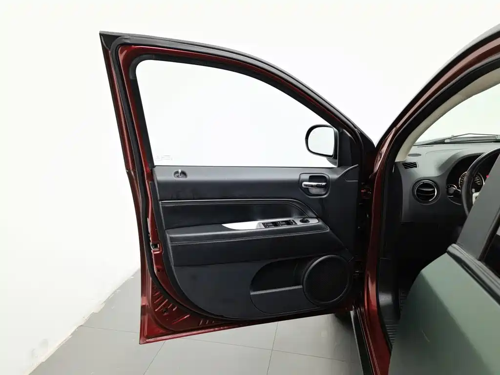 Jeep Compass (Import) — миниатюра 8