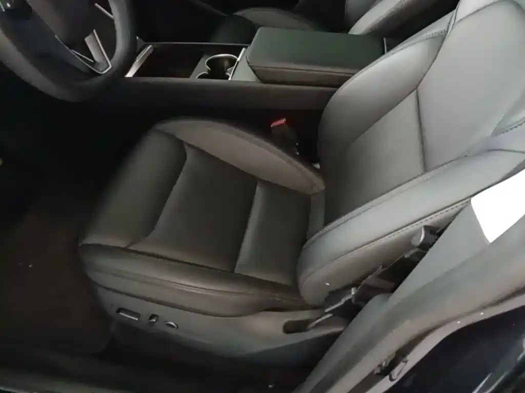 Tesla Model Y — миниатюра 15