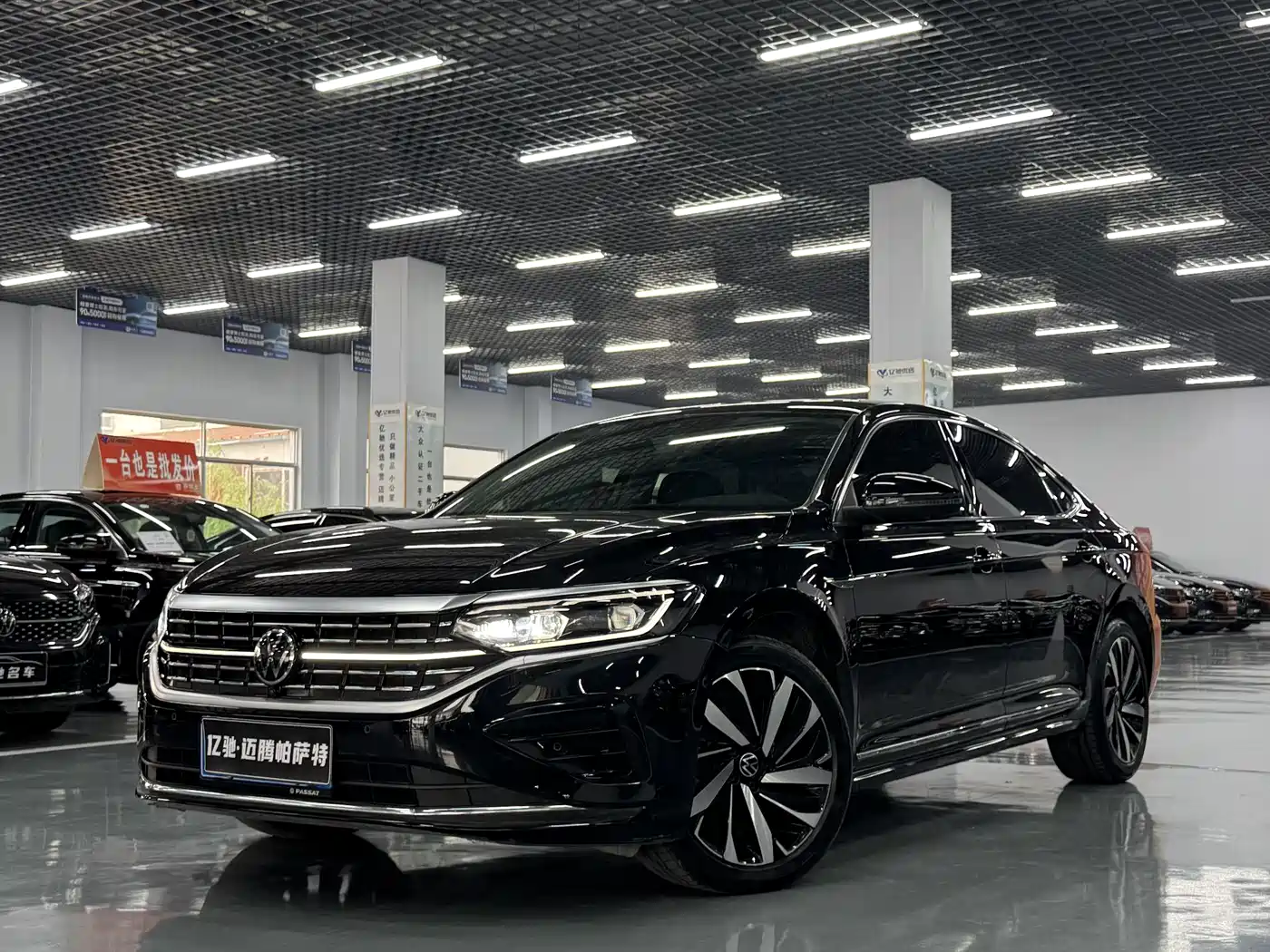 帕萨特 2025款 出众款 380TSI 龙耀版 2025