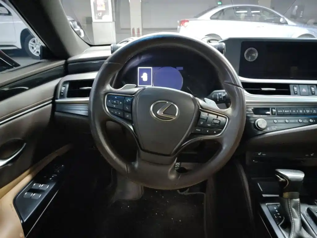 Lexus ES — миниатюра 11