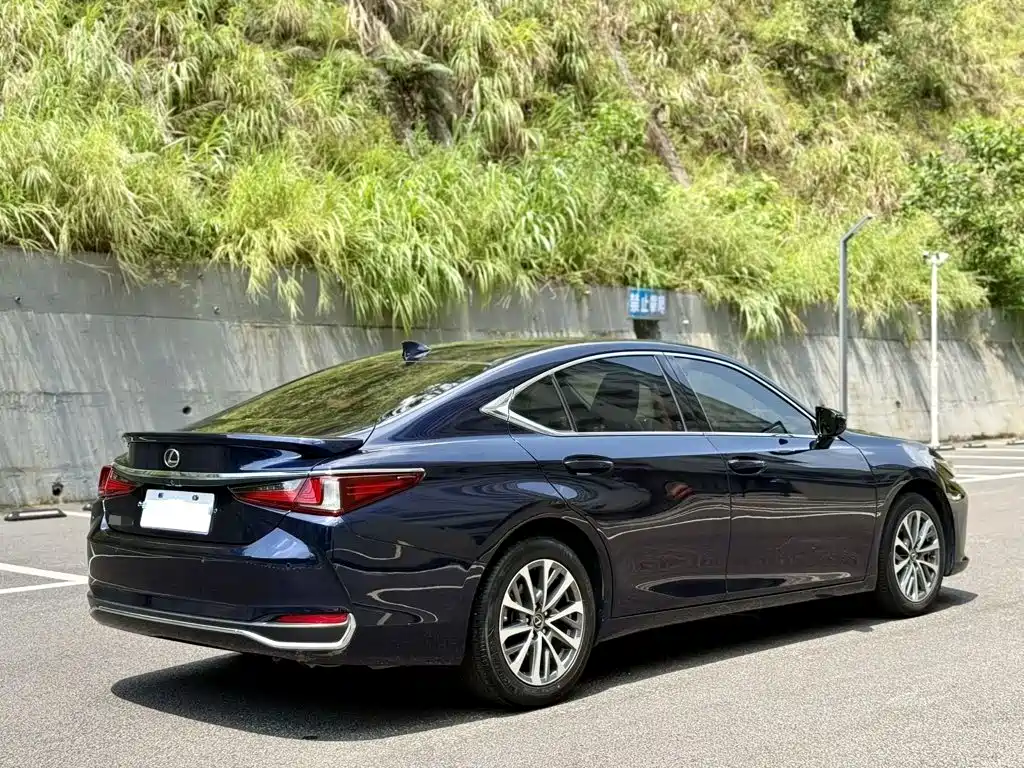 Lexus ES — миниатюра 7