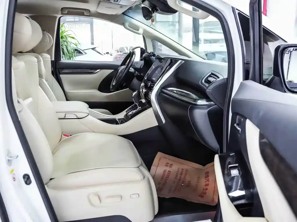 Toyota Alphard — миниатюра 5