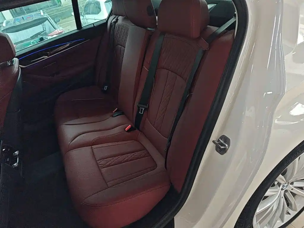 BMW 5 Series — миниатюра 17