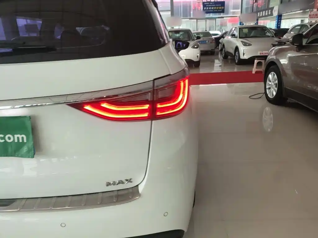 BYD MAX — миниатюра 8