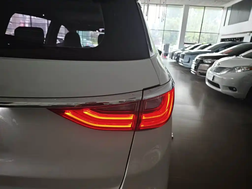 BYD MAX — миниатюра 8