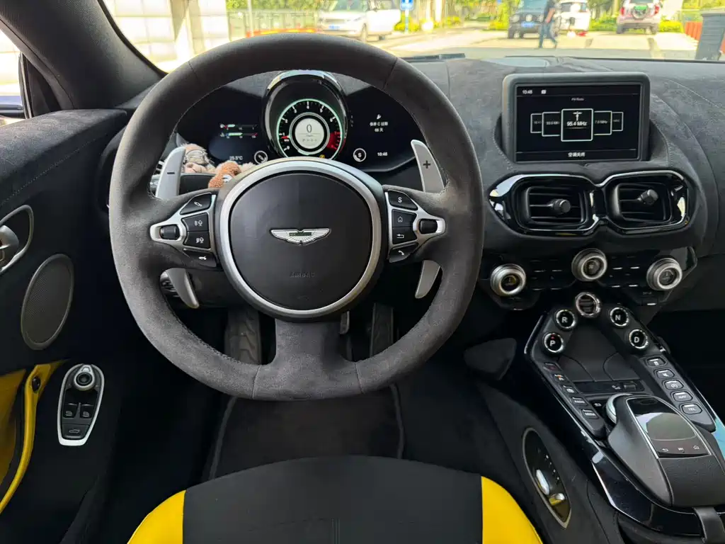 ASTON MARTIN V8 VANTAGE