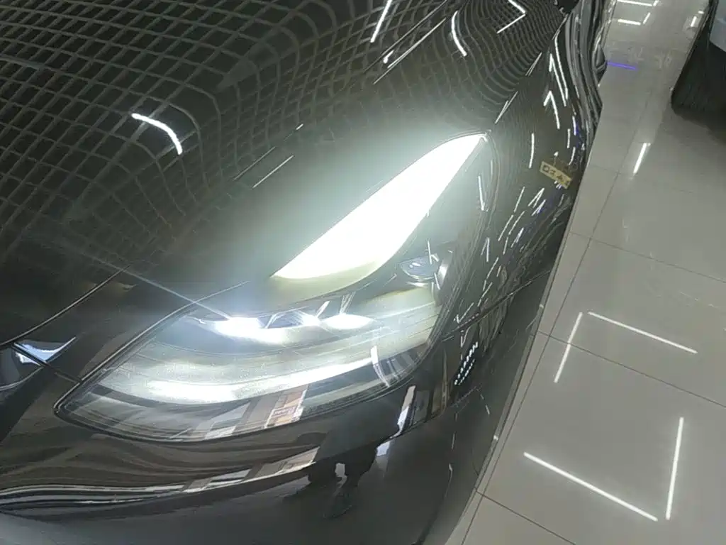 Tesla Model Y — миниатюра 24