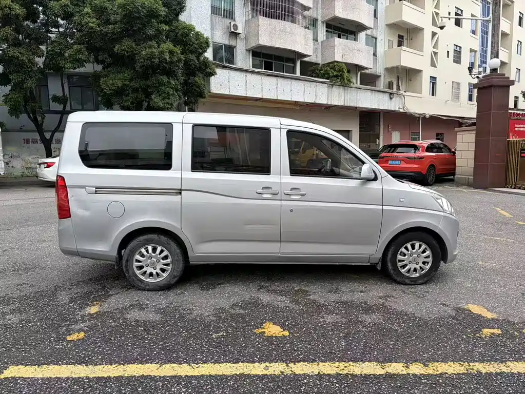 Wuling Rongguang V — миниатюра 4
