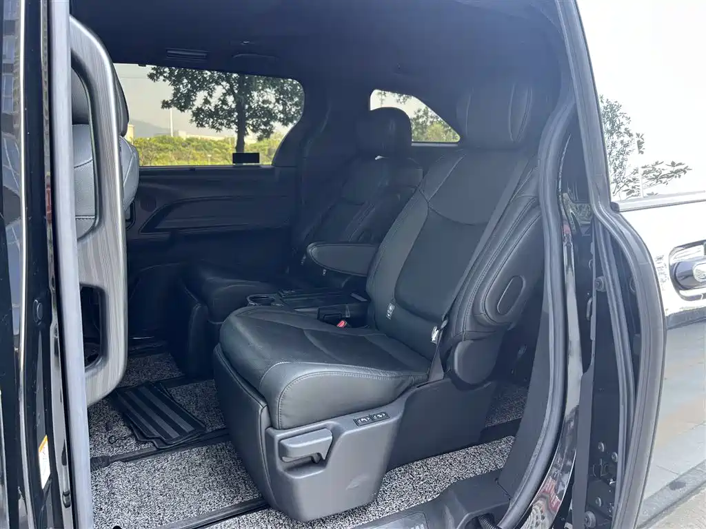 Toyota Sienna — миниатюра 7