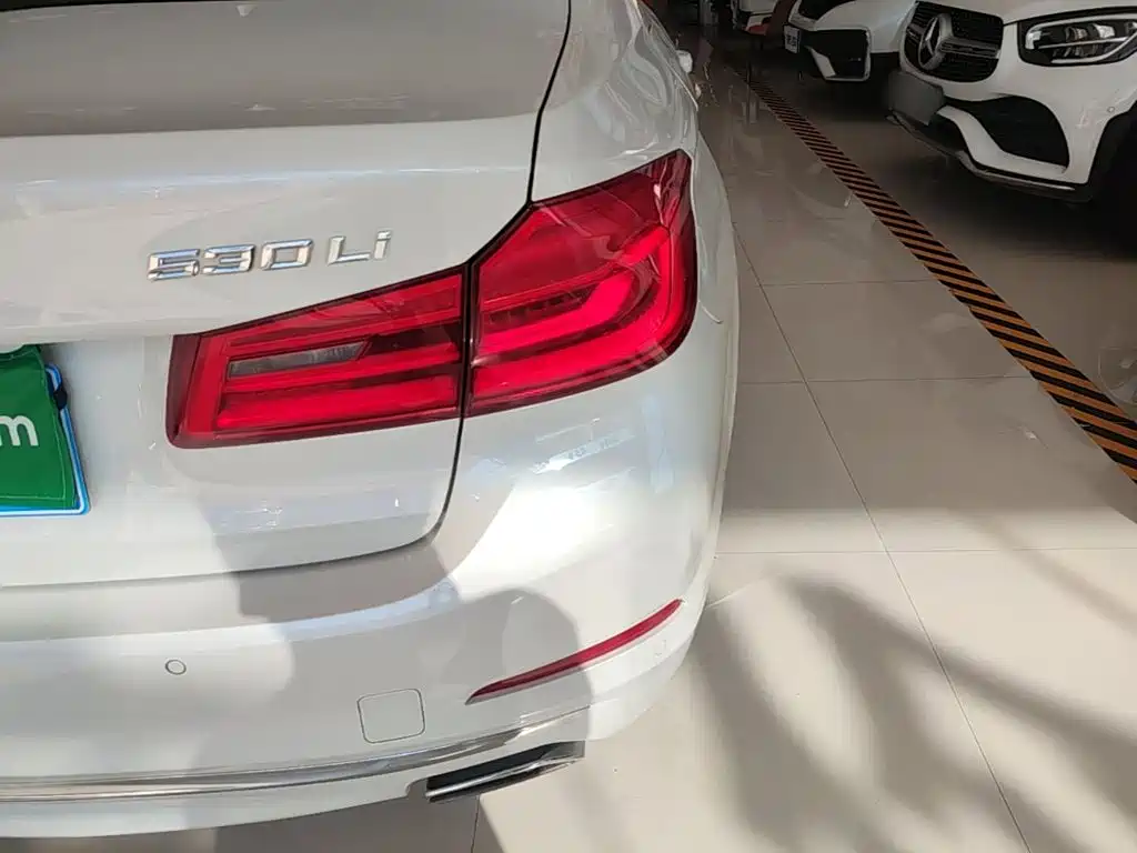 BMW 5 Series — миниатюра 8