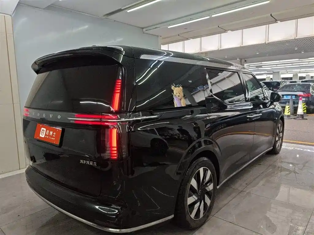 Volvo EM90 2025 Ultra мест