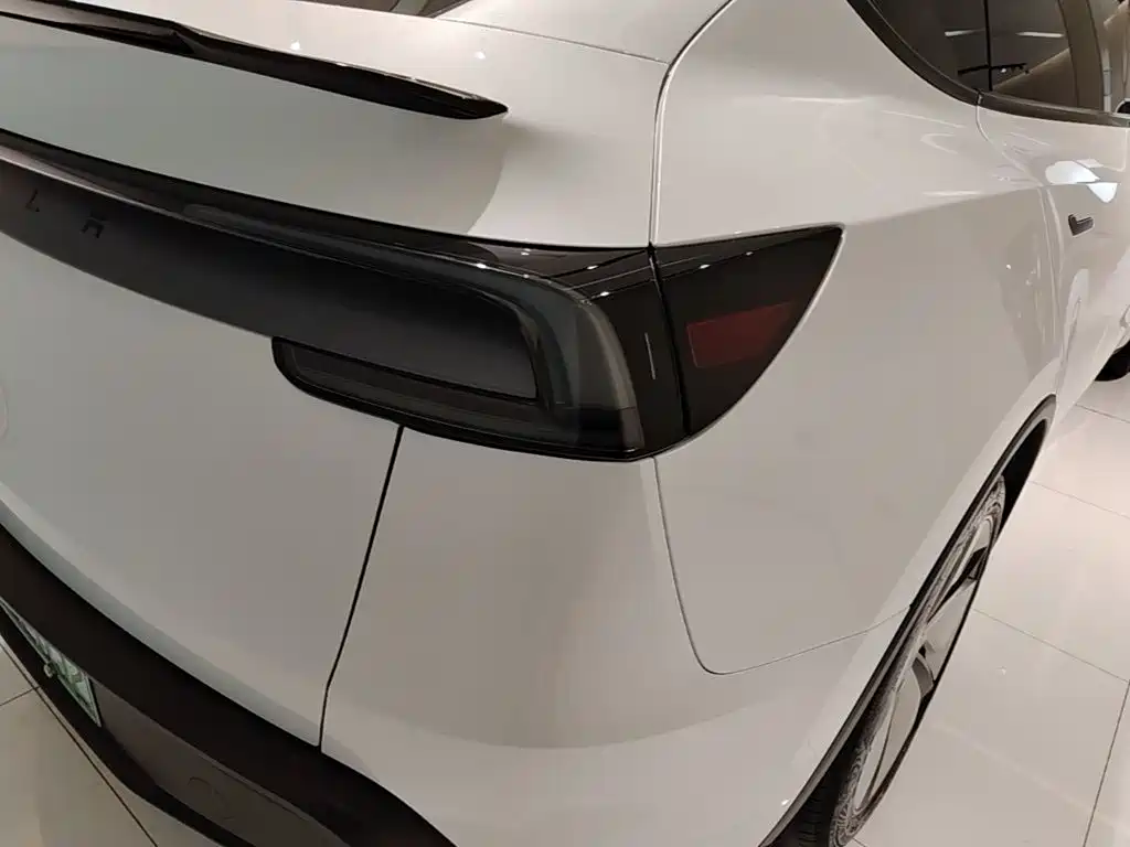 Tesla Model Y — миниатюра 8
