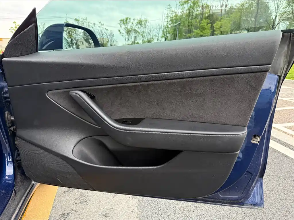 Tesla Model 3 — миниатюра 11