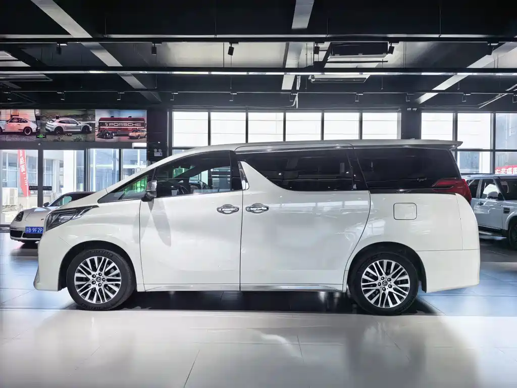 Toyota Alphard — миниатюра 9