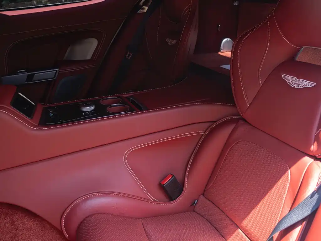 Aston Martin Rapide — миниатюра 17