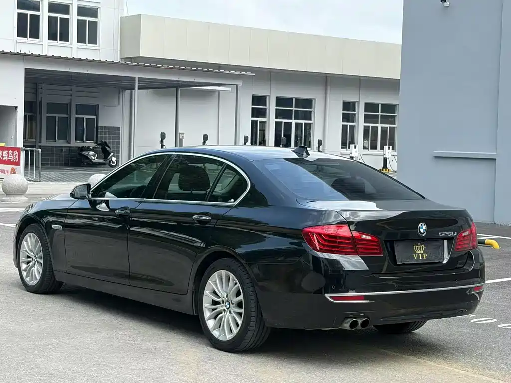 BMW 5 Series — миниатюра 9