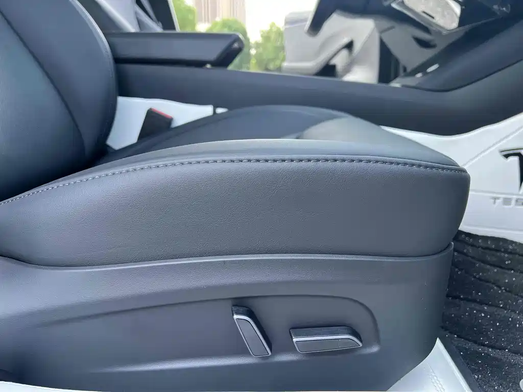Tesla Model 3 — миниатюра 9