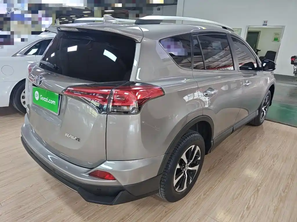 Toyota RAV4 — миниатюра 7