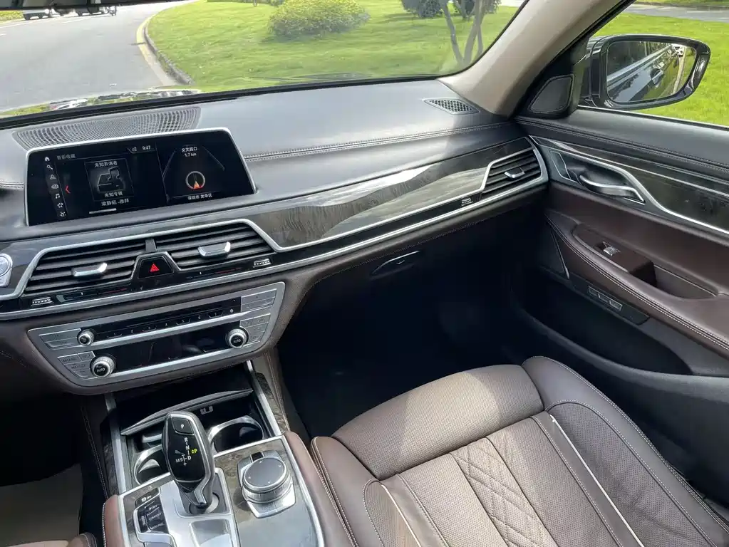 BMW 7 Series — миниатюра 16