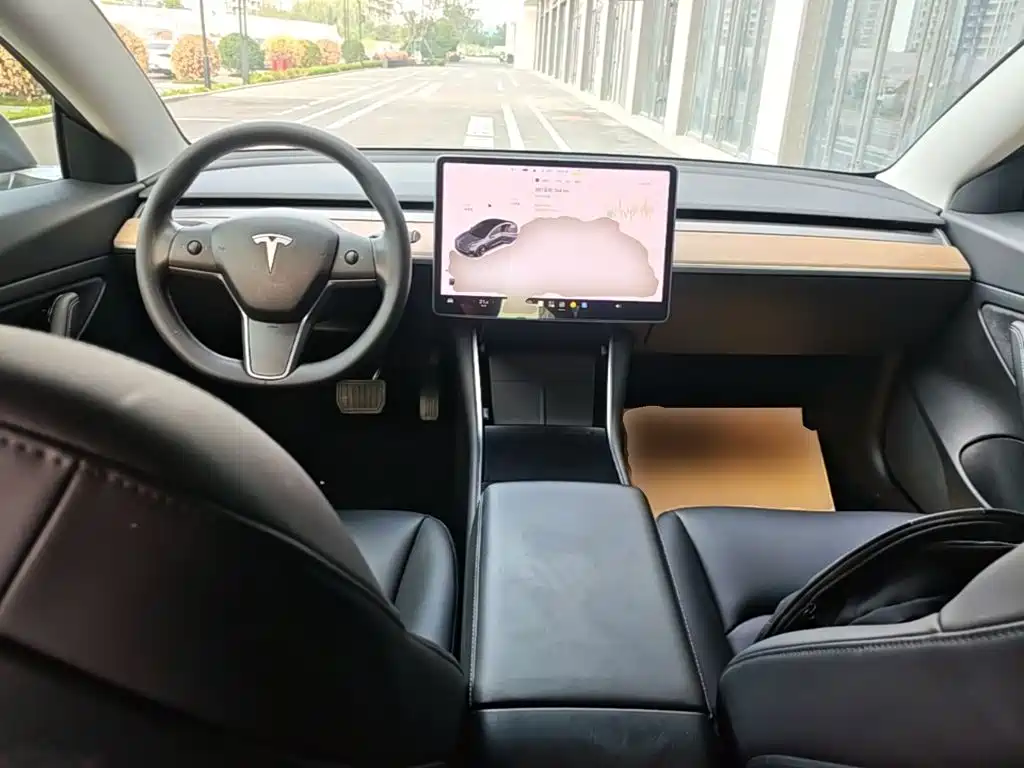 Tesla Model 3 — миниатюра 10