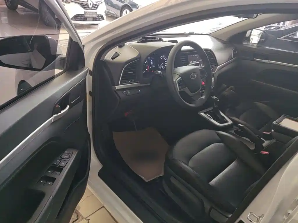 Hyundai Elantra — миниатюра 16