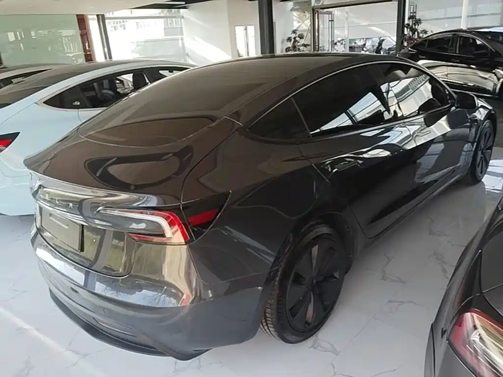 Tesla Model 3 — миниатюра 7