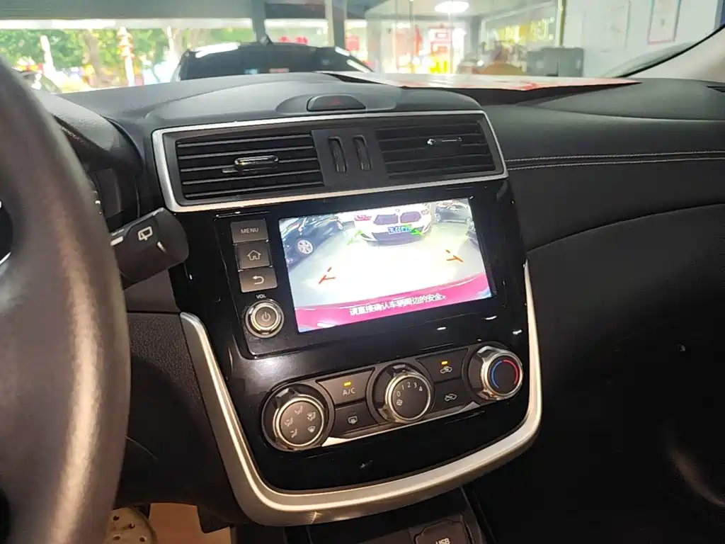 Nissan Tiida — миниатюра 13