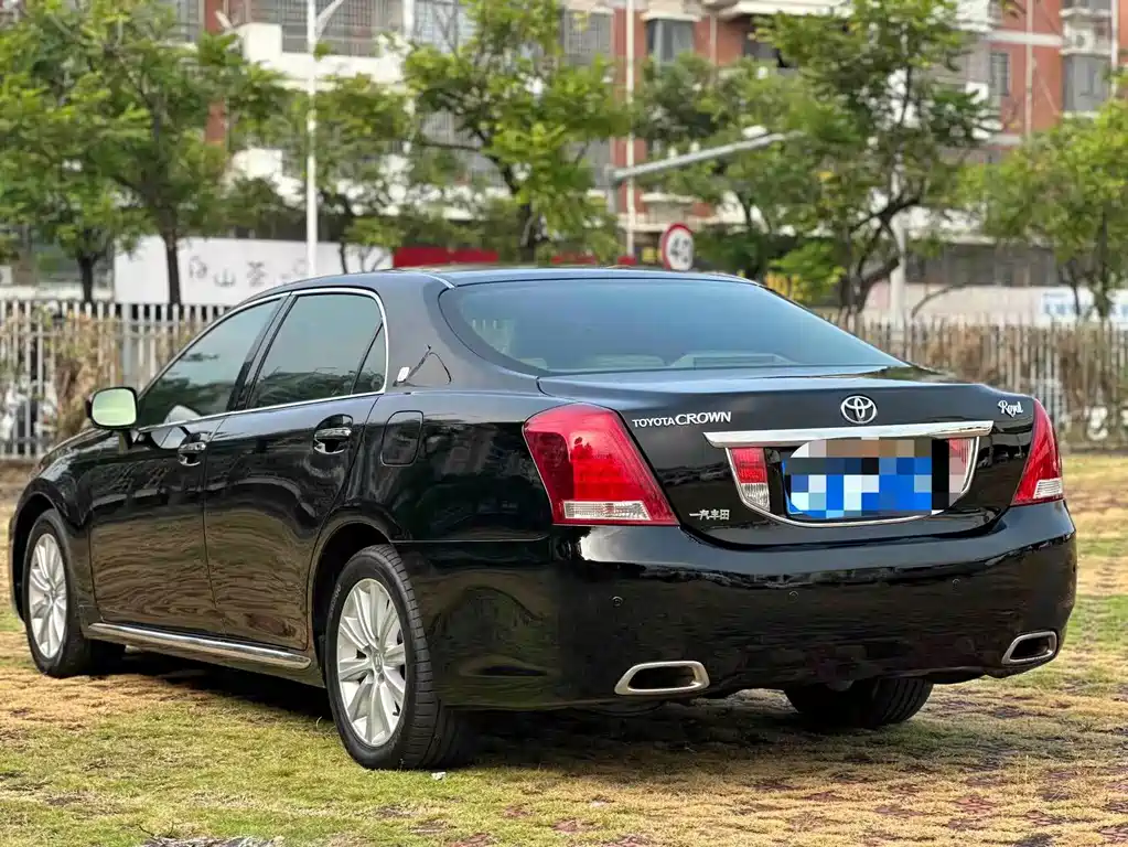 Toyota Crown — миниатюра 7