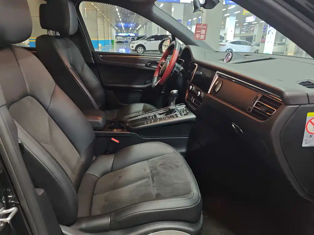 PORSCHE MACAN