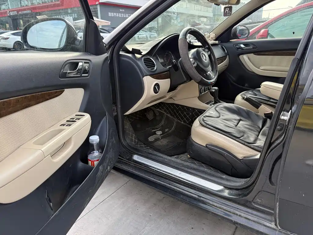 Volkswagen Lavida 2011 1.6L AT