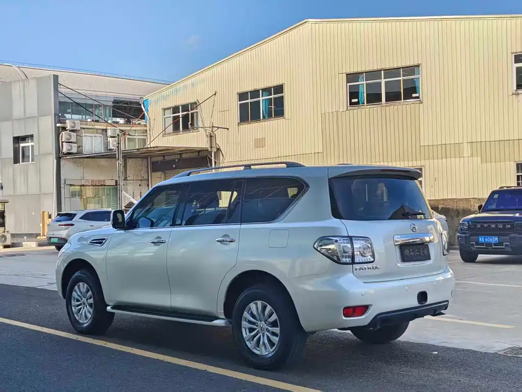 Nissan Patrol — миниатюра 7