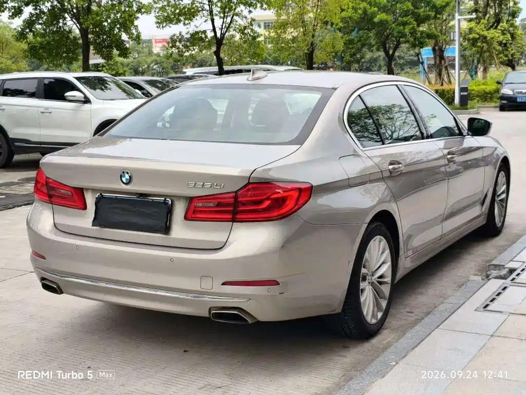 BMW 5 Series — миниатюра 9