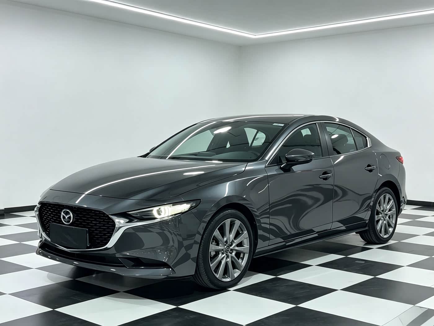 Mazda Mazda3 Axela 2.0 л 2023 г. Серебристо-серый, пробег 44000 км