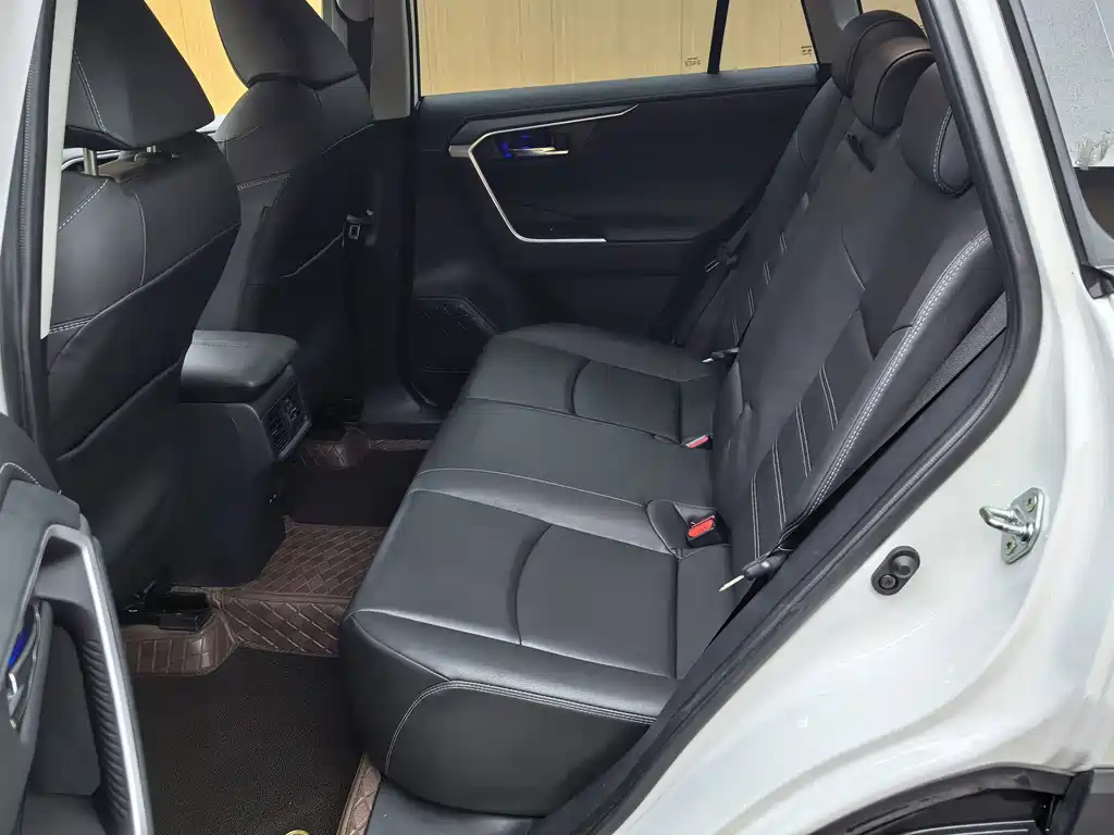 Toyota RAV4 — миниатюра 8