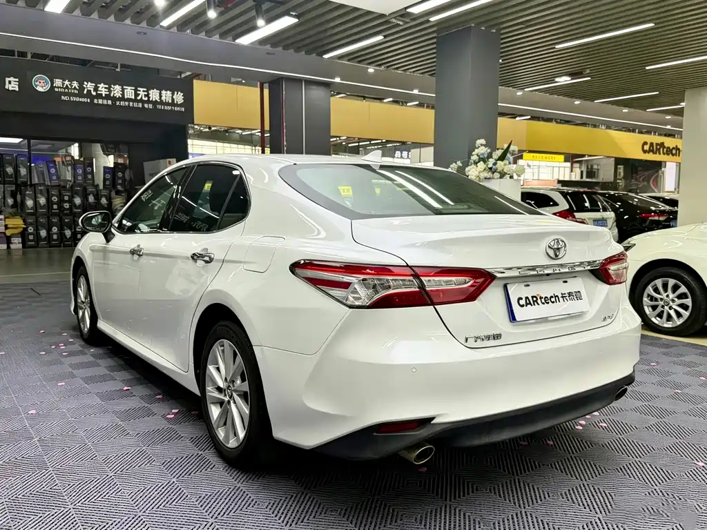 Toyota Camry — миниатюра 12