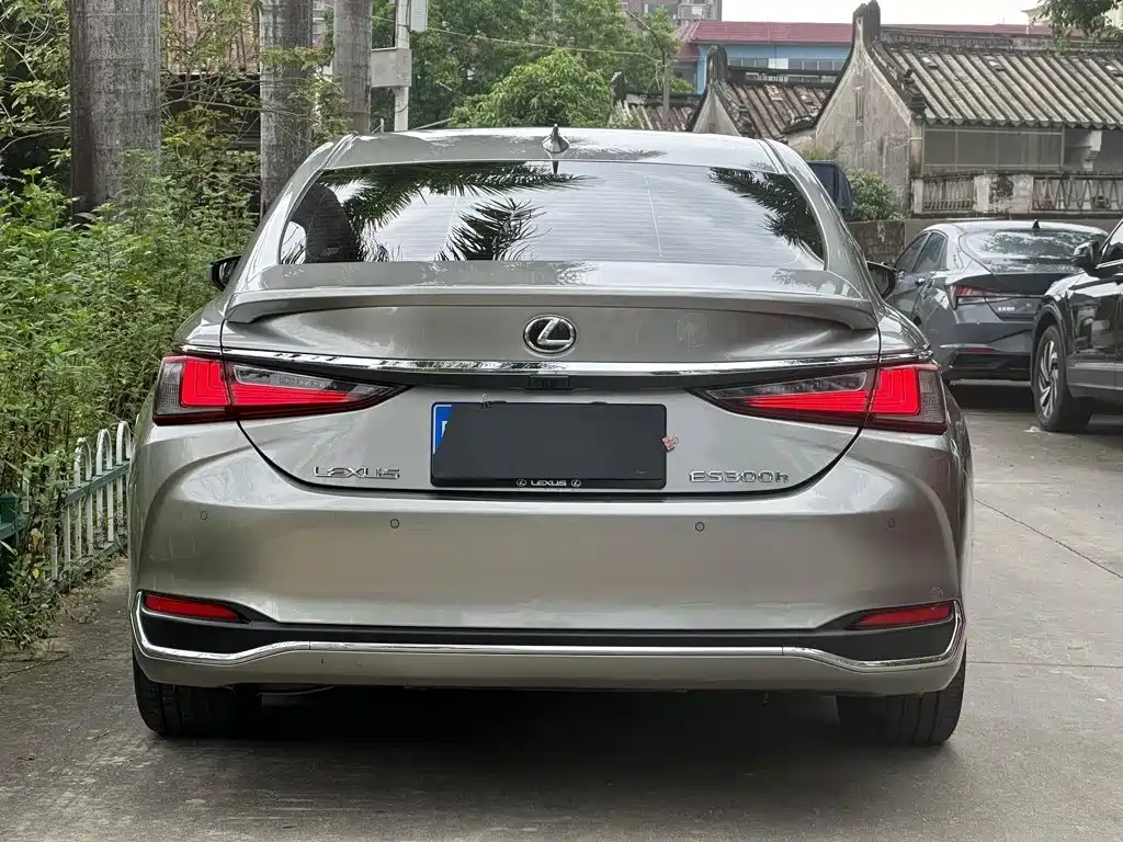 Lexus ES — миниатюра 8