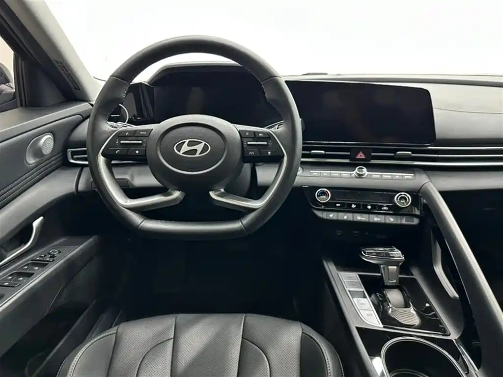 Hyundai Elantra 2023 1.5L CVT TOP Flagship