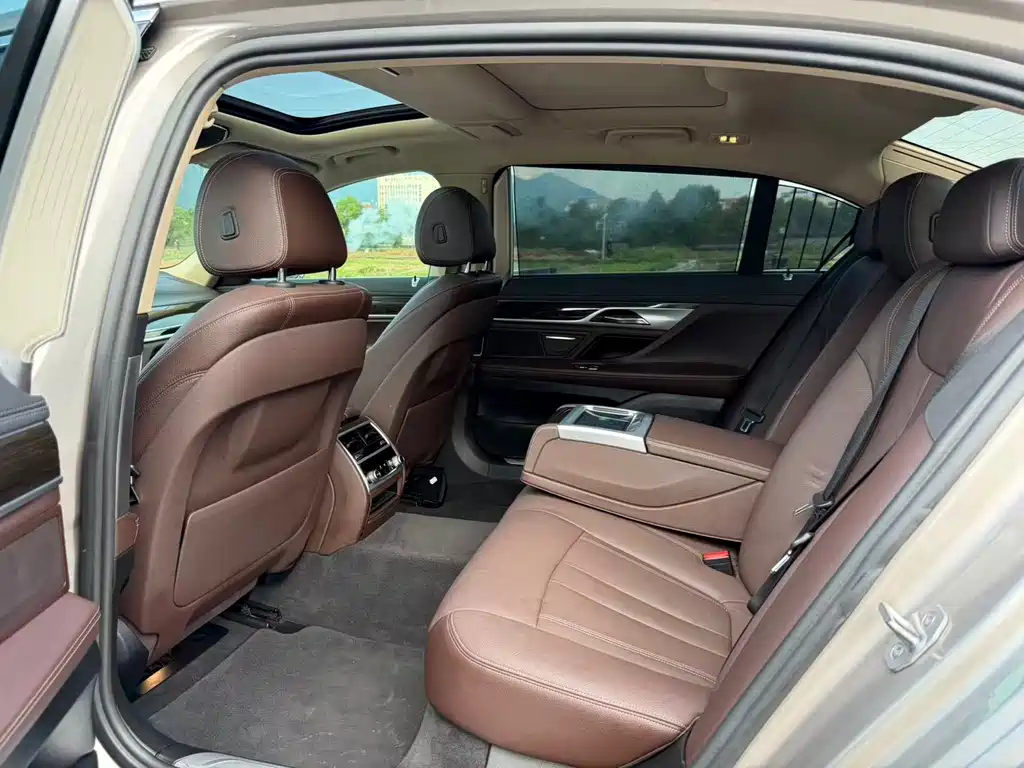 BMW 7 Series — миниатюра 5
