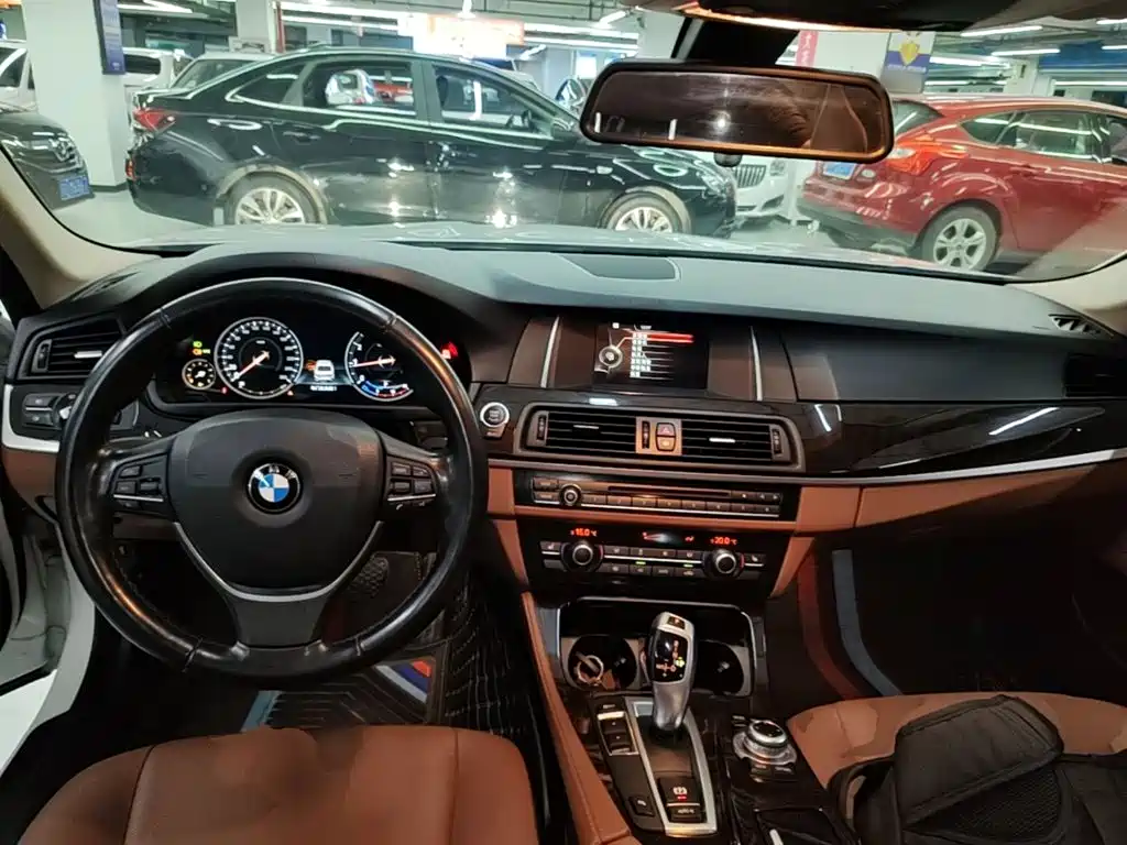 BMW 5 Series — миниатюра 10