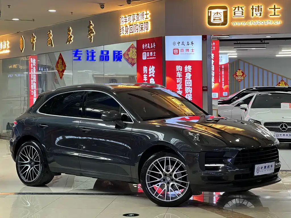 PORSCHE MACAN
