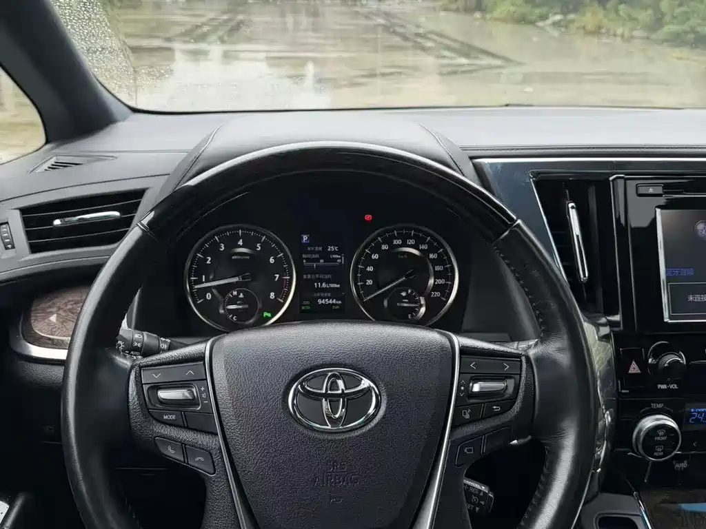 Toyota Alphard — миниатюра 11