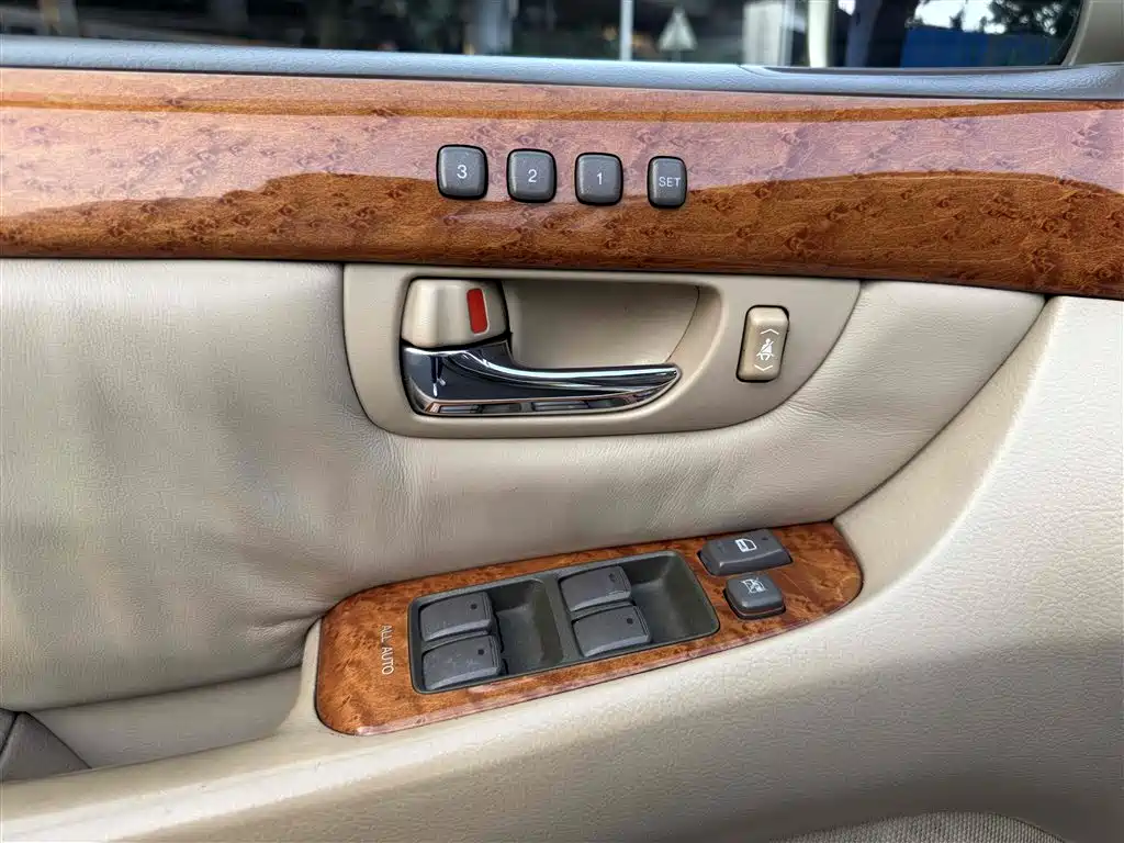 Lexus LS — миниатюра 15